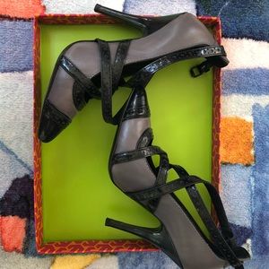 Authentic Tory Burch - genuine leather lace up pump. Very good condition.
